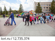 Веселый танец "Ламбада" в исполнении детей и аниматоров (2015 год). Редакционное фото, фотограф Иван Карпов / Фотобанк Лори