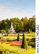Нижний парк в солнечный день. Ранняя осень. Петергоф. Россия (2015 год). Редакционное фото, фотограф E. O. / Фотобанк Лори