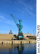 Кран Дудинского морского порта, работающий на разгрузке песка (2015 год). Редакционное фото, фотограф Николай Новиков / Фотобанк Лори