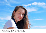 Девушка брюнетка на фоне голубого неба. Стоковое фото, фотограф Ирина Здаронок / Фотобанк Лори