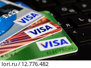 Пластиковые карты Visa (2015 год). Редакционное фото, фотограф Сергеев Валерий / Фотобанк Лори