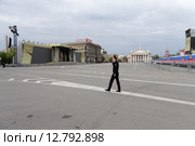 Волгоград, полицейский на пустой площади Павших Борцов перед парадом (2015 год). Редакционное фото, фотограф Дмитрий Неумоин / Фотобанк Лори