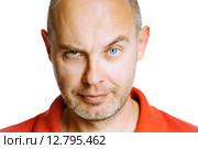 Нахмурившийся мужчина. Студийный портрет, изолированно на белом фоне. Стоковое фото, фотограф Татьяна Гришина / Фотобанк Лори