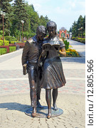 Памятник Шурику и Лидочке летним днем. Краснодар, улица Красная (2015 год). Редакционное фото, фотограф Григорий Писоцкий / Фотобанк Лори