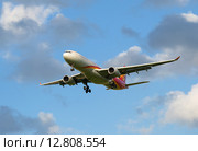 Летящий сквозь облака Airbus A330-343 (B-5910) авиакомпании Hainan Airlines (2015 год). Редакционное фото, фотограф Виктор Карасев / Фотобанк Лори