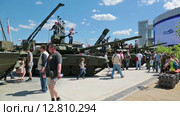 Международный военно-технический форум "Армия-2015". Кубинка, военно-патриотический парк "Патриот". Посетители осматривают бронетехнику. Редакционное видео, видеограф Игорь Долгов / Фотобанк Лори