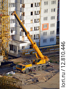 Самоходный подъемный кран повышенной проходимости Liebherr LTM 1100-5.2 компании "Вертикаль" на строительстве нового многоэтажного панельного жилого дома (2015 год). Редакционное фото, фотограф Александр Замараев / Фотобанк Лори
