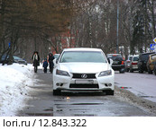 Машина, припаркованная на тротуаре. Улица Нарышкинская аллея Москва, Москва (2013 год). Редакционное фото, фотограф lana1501 / Фотобанк Лори