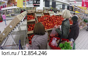 Люди делают покупки в гипермаркете "Ашан" (2015 год). Редакционное видео, видеограф Vladimir Botkin / Фотобанк Лори
