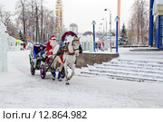 Город Тюмень. Дед Мороз катает детей на Рождество (2013 год). Редакционное фото, фотограф Александр Тараканов / Фотобанк Лори