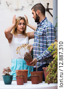 man making excuses for not watering girlfriends flowers. Стоковое фото, фотограф Яков Филимонов / Фотобанк Лори