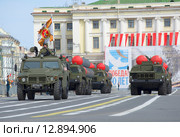 Колонна ракетных пусковых установок ЗРС С-300ПМ на Дворцовой площади. Репетиция парада в честь Дня Победы, Санкт-Петербург (2015 год). Редакционное фото, фотограф Виктор Карасев / Фотобанк Лори