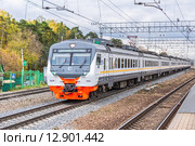 Электропоезд-экспресс ЭД4М-0445 ЦППК (Центральная пригородная пассажирская компания) в праздничном оформлении в честь 70-летия Победы едет по маршруту Рязань-Москва (2015 год). Редакционное фото, фотограф Владимир Сергеев / Фотобанк Лори