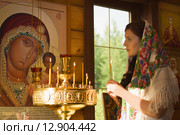 Русская женщина молится в церкви. Стоковое фото, фотограф Дмитрий Черевко / Фотобанк Лори