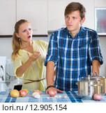 man and frustrated housewife having bad argument. Стоковое фото, фотограф Яков Филимонов / Фотобанк Лори