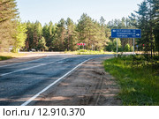 Развилка дорог с указателем на города Осташков и Торжок (2015 год). Стоковое фото, фотограф Игорь Низов / Фотобанк Лори