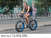 Москва, мужчина на мощном велосипеде на Елоховской площади (2015 год). Редакционное фото, фотограф Дмитрий Неумоин / Фотобанк Лори