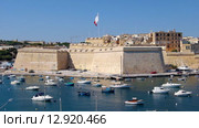 View on Malta bay between Kalkara and Birgu with yahts and waving flag (2015 год). Стоковое видео, видеограф Сергей Пристяжнюк (Serg Zastavkin) / Фотобанк Лори