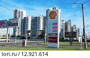 Стенд компании Shell со стоимостью автомобильного топлива. Автозаправка на Ленинском проспекте. Санкт-Петербург (2015 год). Редакционное видео, видеограф Кекяляйнен Андрей / Фотобанк Лори