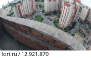 Вид с открытого незастекленного балкона дома на внутренний двор жилого комплекса. Стоковое видео, видеограф Кекяляйнен Андрей / Фотобанк Лори