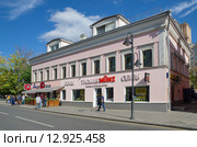 Москва, Пятницкая улица, 25 стр.1Д. Салон немецкой обуви «Томас Мюнц» (2015 год). Редакционное фото, фотограф Елена Коромыслова / Фотобанк Лори