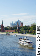 Москва. Прогулочные теплоходы у Кремлевской набережной (2015 год). Редакционное фото, фотограф Елена Коромыслова / Фотобанк Лори