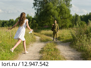 Девушка встречается с солдатом на дороге в поле. Стоковое фото, фотограф Дмитрий Черевко / Фотобанк Лори