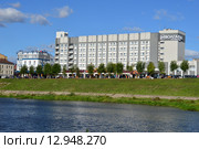 Гостиница "Волга" (Улица Желябова, 1). Набережная реки Тьмаки. Тверь (2015 год). Редакционное фото, фотограф lana1501 / Фотобанк Лори