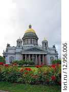 Исаакиевский собор в Санкт-Петербурге на фоне красных роз летом (2015 год). Редакционное фото, фотограф Максим Мицун / Фотобанк Лори