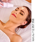 Girl receiving darsonval procedure at beauty salon. Стоковое фото, фотограф Gennadiy Poznyakov / Фотобанк Лори