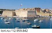 View on Malta bay between Kalkara and Birgu with yahts and waving flag (2015 год). Стоковое видео, видеограф Сергей Пристяжнюк (Serg Zastavkin) / Фотобанк Лори