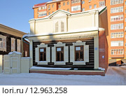 Город Тюмень, улица Сакко, 41. Одноэтажный флигель. Памятник архитектуры 19 века (2013 год). Редакционное фото, фотограф Александр Тараканов / Фотобанк Лори