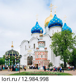 Люди гуляют возле  Троице-Сергиевой Лавры, Сергиев-Пасад. Стоковое фото, фотограф g.bruev / Фотобанк Лори