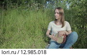 Женщина играет на джембе барабане на природе. Стоковое видео, видеограф Aleksey Popov / Фотобанк Лори