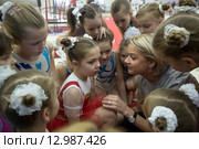 Двукратная олимпийская чемпионка Светлана Хоркина успокаивает юнную гимнастку в спортивном гимнастическом зале ЦСКА в городе Москве, 31 октября 2015. Редакционное фото, фотограф Николай Винокуров / Фотобанк Лори