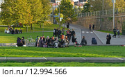 Неформалы в парке. Хельсинки (2015 год). Редакционное фото, фотограф Валерия Попова / Фотобанк Лори
