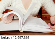 Перелистываются страницы книги. Стоковое фото, фотограф Валерия Лузина / Фотобанк Лори