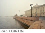 Санкт-Петербург. Туманная набережная Невы (2015 год). Стоковое фото, фотограф Александр Алексеев / Фотобанк Лори