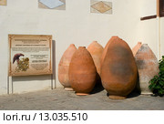 Старинные пифосы во дворе Ханского дворца. Бахчисарай, Крым (2015 год). Редакционное фото, фотограф Александр Щепин / Фотобанк Лори