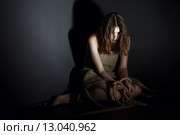 Вымотанная заложница возле стены. Стоковое фото, фотограф Гурьянов Андрей / Фотобанк Лори