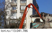Экскаватор сносит жилой дом (2015 год). Редакционное видео, видеограф Владимир Журавлев / Фотобанк Лори