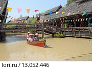Плавучий рынок в Паттайе (Pattaya Floating market). Туристов катают на лодке по каналам рынка (2013 год). Редакционное фото, фотограф Григорий Писоцкий / Фотобанк Лори