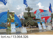 Зенитный ракетный модуль 9М334Д из состава ЗРК "Тор-М2Э" и боевая машина ЗРК "Оса-АКМ1" на Международном военно-техническом форуме "Армия-2015". Кубинка, военно-патриотический парк "Патриот" Редакционное фото, фотограф Игорь Долгов / Фотобанк Лори