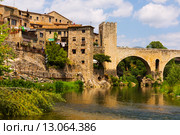 Medieval town with gate on bridge. Besalu. Стоковое фото, фотограф Яков Филимонов / Фотобанк Лори