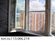 Открытое окно в комнате на верхнем этаже. Стоковое фото, фотограф Яна Королёва / Фотобанк Лори