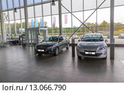 Продажа автомобилей Пежо-408 и Пежо 301 в автосалоне (2015 год). Редакционное фото, фотограф Евгений Ткачёв / Фотобанк Лори