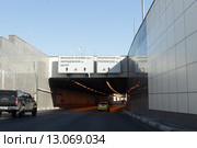 Москва, подземный тоннель в Крылатском летом (2015 год). Редакционное фото, фотограф Дмитрий Неумоин / Фотобанк Лори