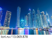 Dubai - JANUARY 10, 2015: Marina district on January 10 in UAE, Dubai. Marina district is popular residential area in Dubai. Стоковое фото, фотограф Elnur / Фотобанк Лори