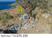Самодельные алтари различным божествам на берегу Черного моря. Крым, мыс Меганом, сентябрь (2015 год). Редакционное фото, фотограф Сергей Рыбин / Фотобанк Лори