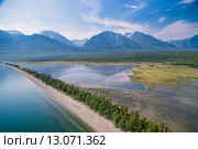 Дикий берег с горами и лесами. Сибирь. Стоковое фото, фотограф Алексей Стрелюк / Фотобанк Лори